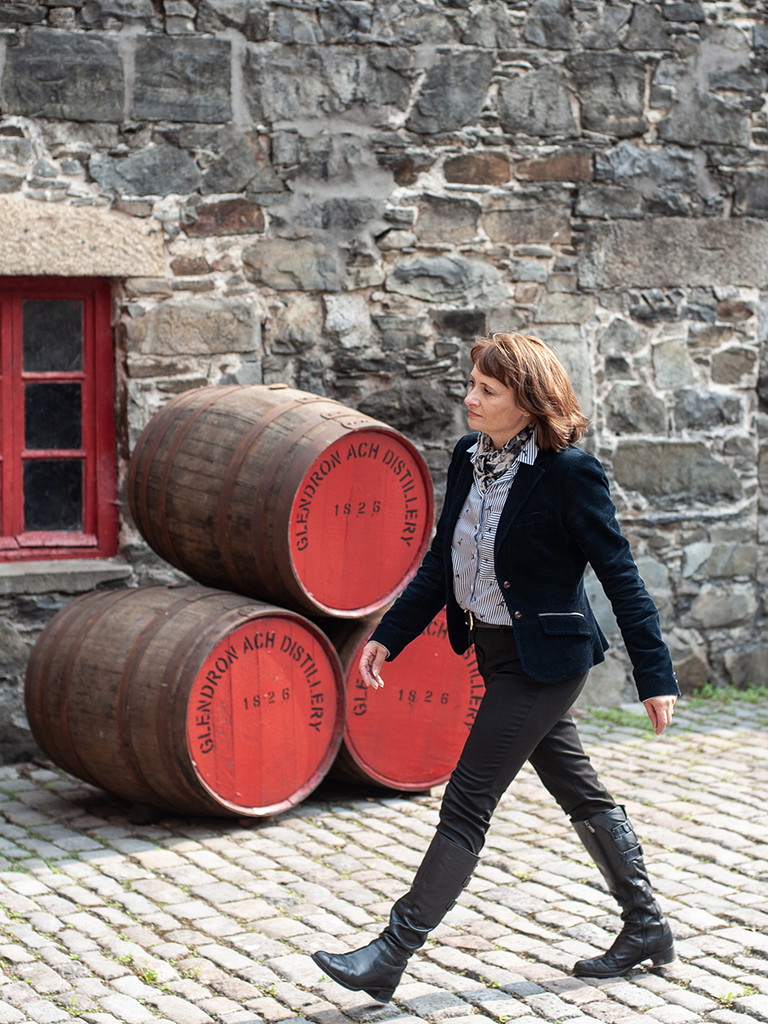 Dr. Rachel Barrie vor der GlenDronach-Brennerei