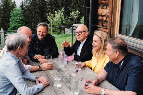 Tischgesellschaft. Karl und Rudi Obauer im Kulinarik-Kultur-Gespräch mit Philipp Hochmair, Andreas Weissenbacher, Festspielpräsidentin Kristina Hammer und Walter Grüll.