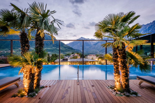 Die Poollandschaft am Dach des »Hotel Therme Meran« bietet einen wunderbaren Blick auf die Stadt. 