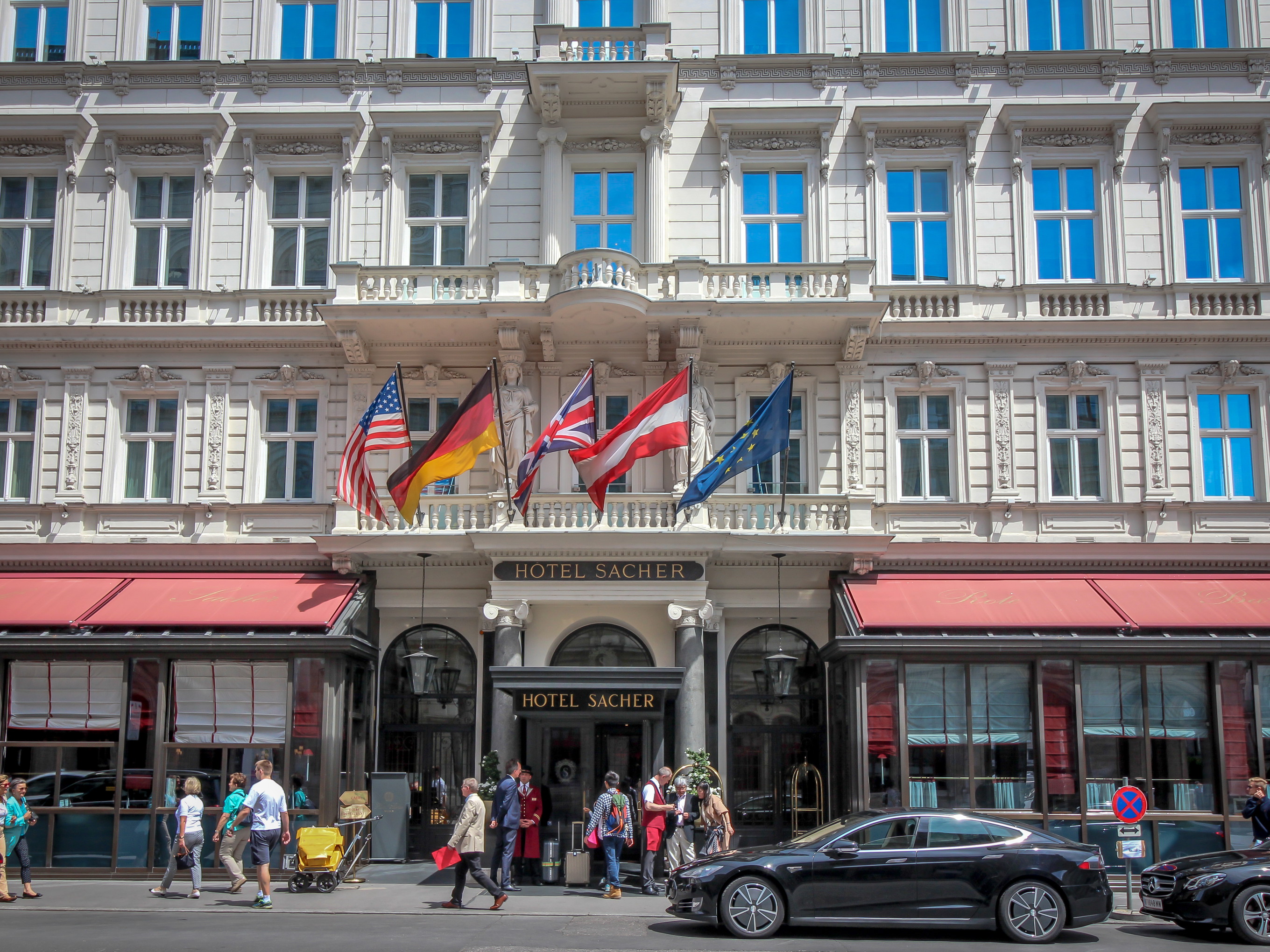 Der Sacher Summer Garden ist bis ende August geöffnet