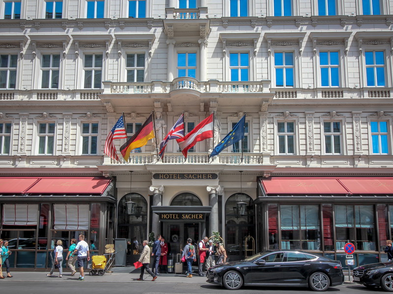 Der Sacher Summer Garden ist bis ende August geöffnet