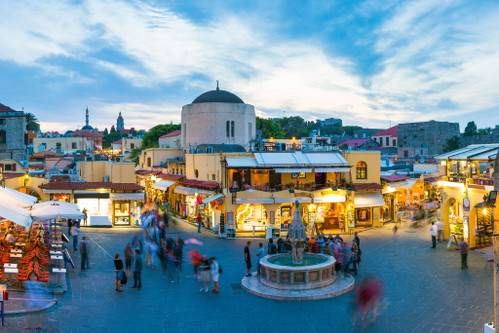 Das Stadtzentrum von Rhodos 
ist bis heute von den Einflüssen 
der Kreuzritter geprägt, die hier gegen die Türken kämpften.