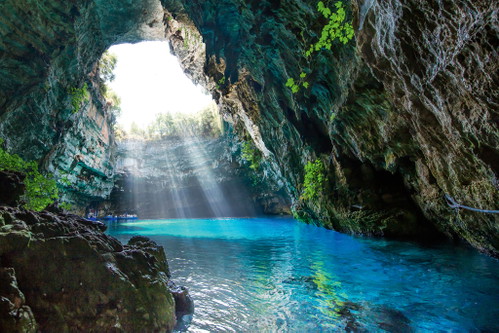 One highlight is the Melissani Cave with its underground lake.