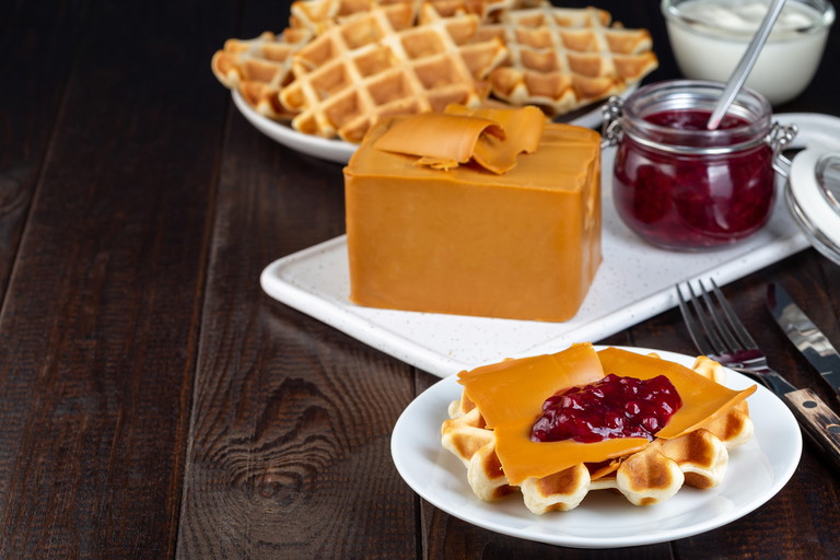Brunost auf Waffeln mit Beerenmarmelade