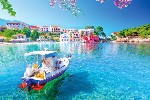 Colorful facades instead of the blue and white cliché: the small town of Assos in the north of the island is a popular attraction for tourists. 