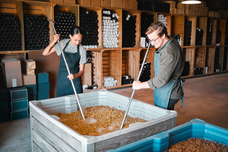 Durch die Maischegärung von weißen Trauben entsteht Orange Wine. 
Eine Weinkategorie, die 
per se nichts mit Natural Wine zu tun hat. 