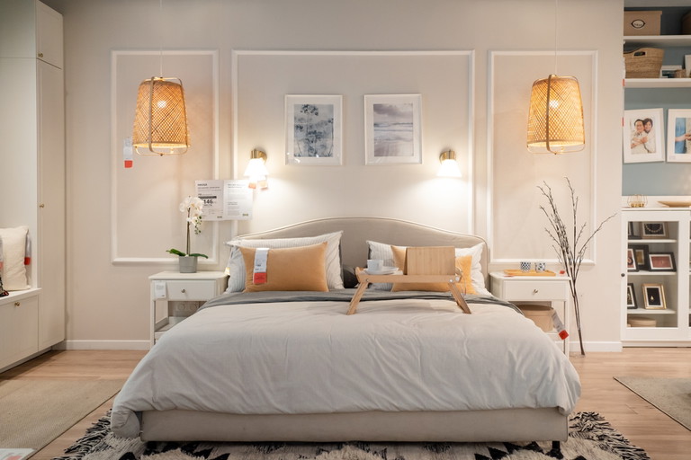 Typisch skandinavisches Zimmerdesign in einem IKEA-Showroom