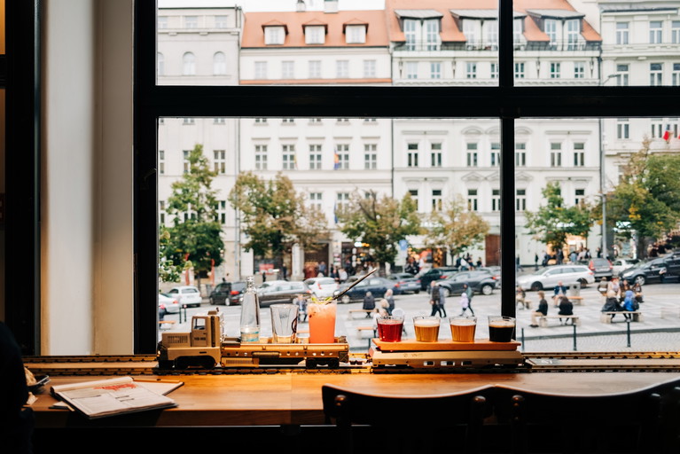 Eine Bar in Prag.