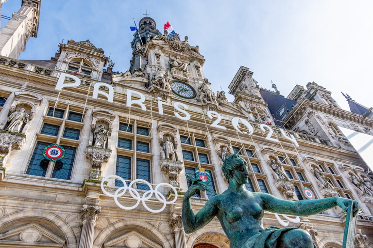 Das Rathaus geschmückt für die Olympischen und Paralympischen Spiele.