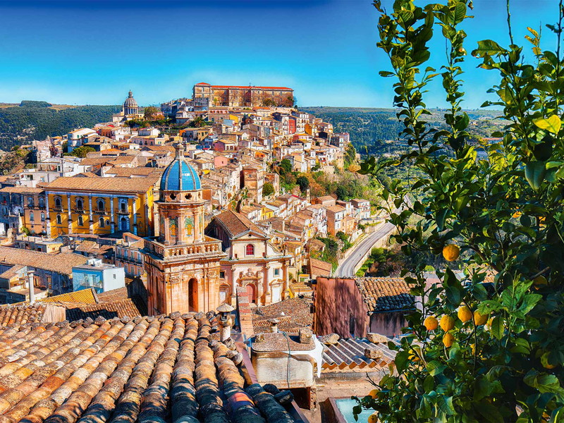 Ragusa im Südwesten Siziliens ist eine faszinierende Stadt. Kleine Steinhäuser mit verwinkelten Gassen wechseln sich mit prunkvollen Barockpalästen und Kirchen ab. 