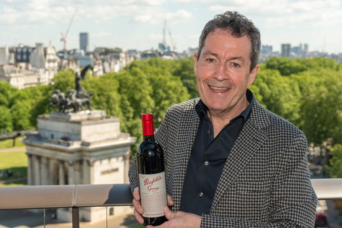 Weinmacher Peter Gago mit dem neuen Grange-Jahrgang.
