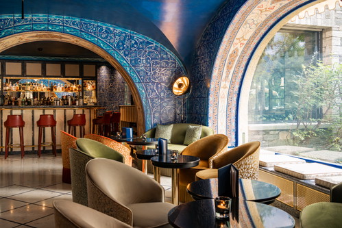 Die stilvolle Hotelbar lädt zum Verweilen und Geniessen ein.