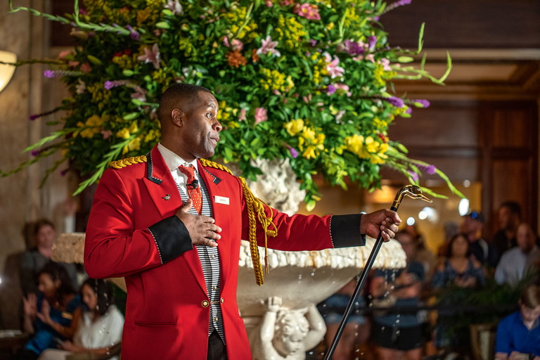 Pünktlich um 11 Uhr ist es so weit: Der weltweit einzige »Duckmaster« Kenon Walker führt durch die traditionsreiche Zeremonie, bei der die Hauptdarsteller ziemlich klein und gefiedert sind.