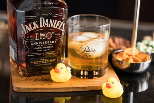 Die Ente selbst wurde im Jahr 1981 von der Speisekarte gestrichen, dennoch ist sie in der Kulinarik-Welt des Hotels mehr oder weniger geschmackvoll präsent – in Drinks oder als Süßspeise.