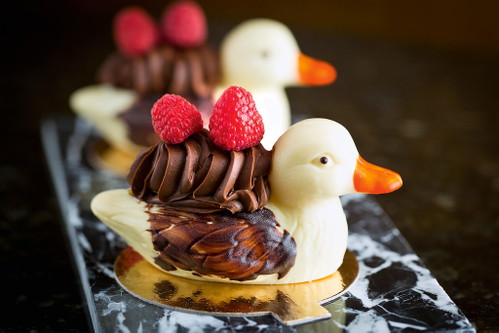 Die Ente selbst wurde im Jahr 1981 von der Speisekarte gestrichen, dennoch ist sie in der Kulinarik-Welt des Hotels mehr oder weniger geschmackvoll präsent – in Drinks oder als Süßspeise.