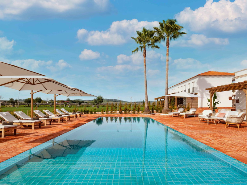 Inmitten der Weingärten entspannt man am erfrischenden Pool oder plant Ausflüge an die nahe gelegene Küste mit den Traumständen von Melides.
