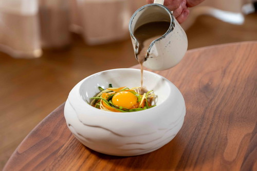 Auch kulinarisch kommen die Gäste auf ihre Kosten: In den Restaurants wird zu den hauseigenen Weinen leichte Gourmetküche serviert.