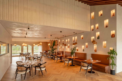 Auch kulinarisch kommen die Gäste auf ihre Kosten: In den Restaurants wird zu den hauseigenen Weinen leichte Gourmetküche serviert.