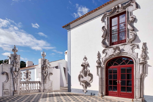 Außen traditionell und zurückhaltend, innen ein ebenso geschmackvolles wie aufregendes Luxus-Boutiquehotel: das exklusive »Vermelho« von Christian Louboutin.  