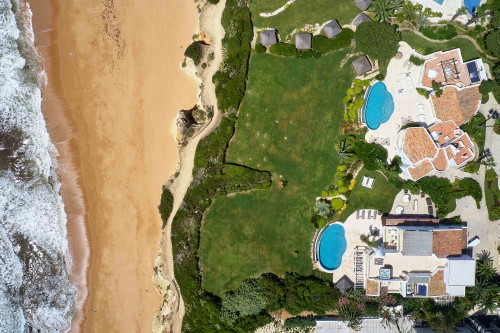 Wie unmittelbar nah das luxuriöse »Vila Vita Parc Resort« am Strand liegt? Das verrät das Foto.