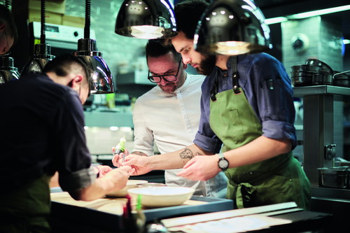 Hans Neuner's workplace is the Ocean restaurant in the luxury hotel Vila Vita Parc in the Algarve. The Austrian is currently experimenting with Asian flavors.
