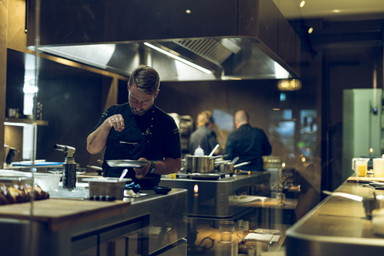 »Own the Pass«: Sebastian Frank lässt junge Talente sein Zwei-Sterne-Restaurant übernehmen
