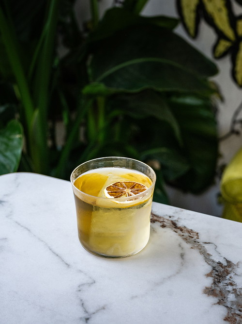 Der »Sifs Wisp« von Head Mixologist Marcus Volsa:
1,5 cl Toki Whisky, 1,5 cl Laphroaig 10, 3 cl Liquore Strega, 2 cl Alfred Wermut Dry, 1 cl Lustau Amontillado Sherry, 5 Drops 9:1 Salzlösung.