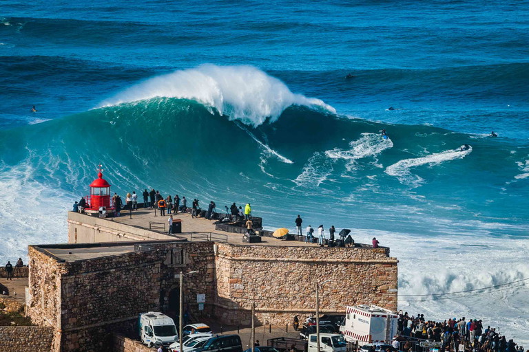 Wuchtige, hohe Wellen bescheren Surf-Fans in Nazaré Adrenalinkicks.