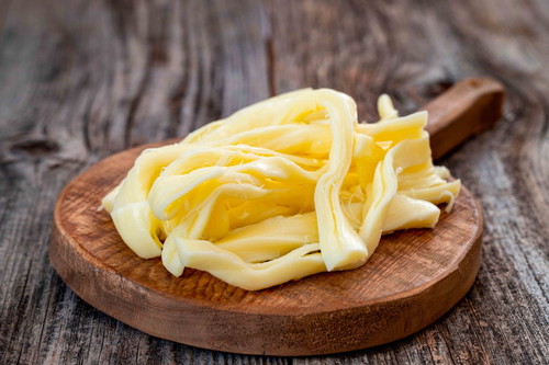 ÇeÇil Peyniri: Dem Caciocavallo sehr ähnlich, wird der Käse in der Türkei und im Kaukasus jedoch zu einzelnen Fäden gezogen und oft in Salzlake eingelegt.