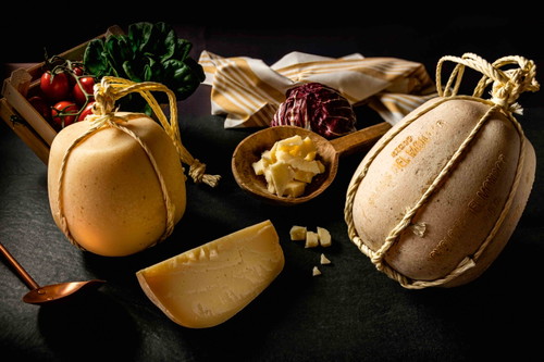 Provolone: Tief in der süditalienischen Esskultur verankert, wird der Provolone oft geräuchert, um ihn länger lagern zu können.