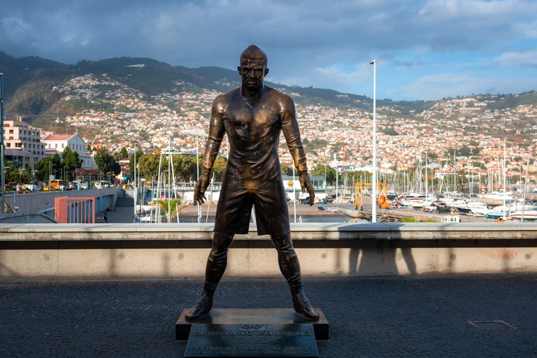 Die Statue des berühmten Fußballers neben dem Museum CR7.