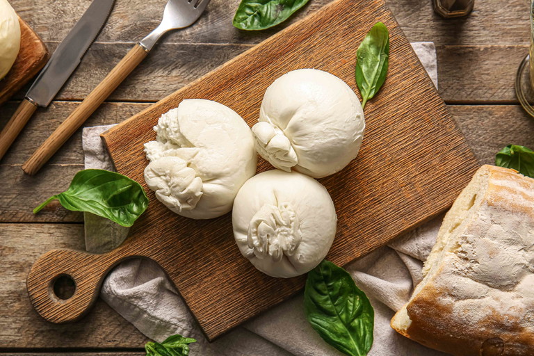Beim Kauf von Mozzarella sollte man auf das Gütesiegel DOP achten und biozertifizierte Betriebe bevorzugen. 