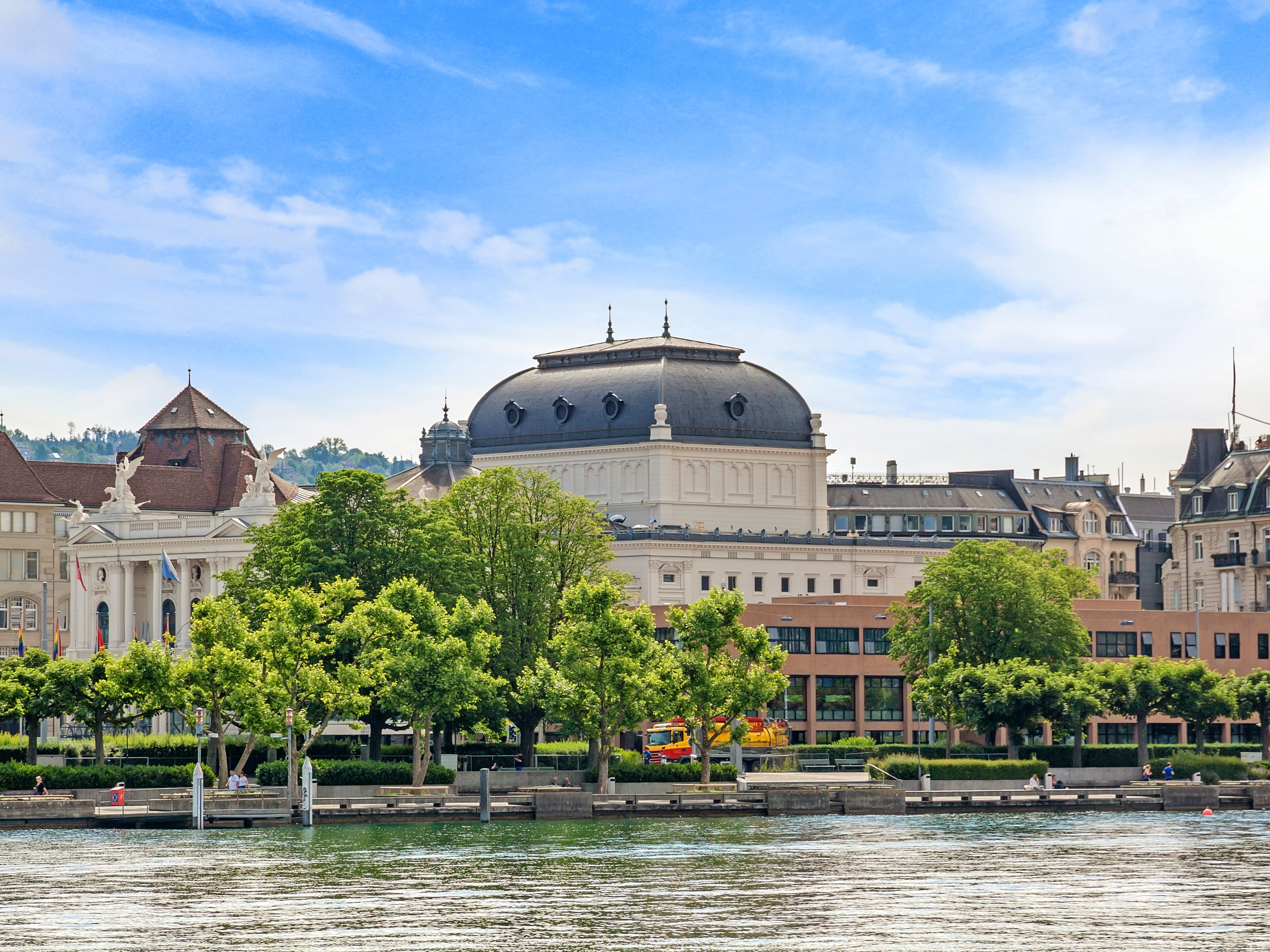 Das neue Restaurant «Lulu» befindet sich rechts neben dem Opernhaus in dem roten Gebäude, mit Blick auf den «Zürisee».