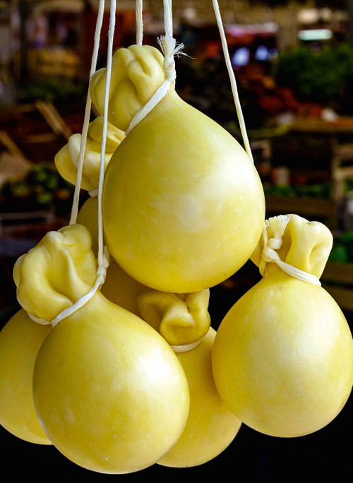 Caciocavallo: Dieser Pasta-Filata-Käse ist besonders in Süd- und Zentralitalien beliebt. Varianten davon gibt es auch in verschiedenen Balkanländern.