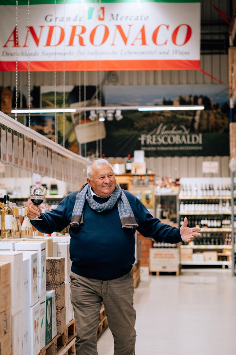 2000 eröffnete Andronaco seinen ersten großen Supermercato in Hamburg-Billbrook.