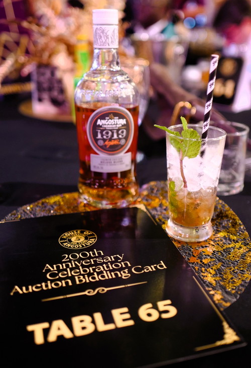 Der Nationaldrink »Queen’s Park Swizzle« zog sich als Begleiter durch die Feier.