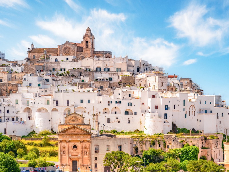 Ostuni, biele mesto, sa nápadne týči na kopci v zázemí Brindisi a je viditeľné zďaleka.