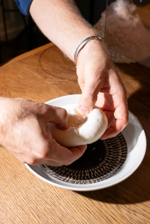Eine gute Burrata darf in keiner italienischen Küche fehlen. Wie sie wohl japanisch angehaucht wird?