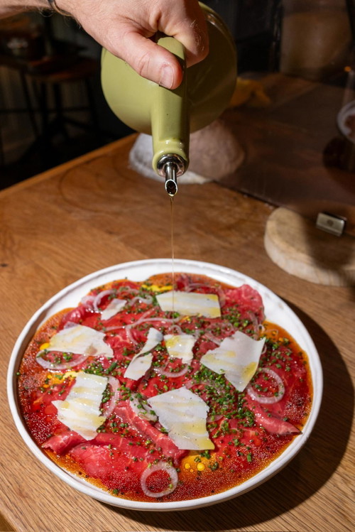 Das Carpaccio aus Rinderfilt wird mit einem Wasabi-Dressing serviert.
