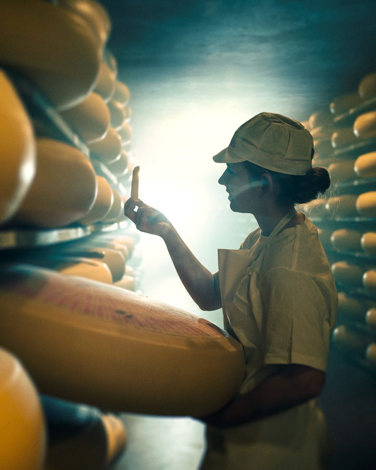 Die Laibe des Emmentaler AOP sind vergleichsweise sehr gross.