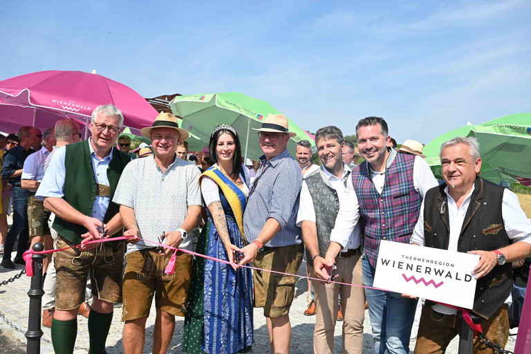 Offizielle Eröffnung der Genussmeile 2024 in Guntramsdorf: LAbg. Christoph Kainz, NR Hans Hintner (in Vertretung von Landeshauptfrau Johanna Mikl-Leitner), Pfaffstättens Weinkönigin Amanda I., Guntramsdorfer Bürgermeister Robert Weber, Christian Flammer (Bad Vöslau), Michael Wollinger (Wienerwald Tourismus), Niki Brenner (Guntramsdorf)