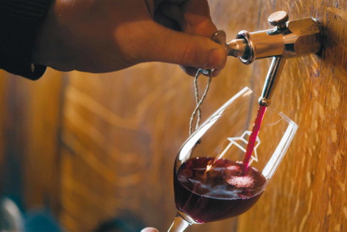 Die Pinot-Noir-Gewächse seiner Domaine de la Maison Carrée sind weit über die Grenzen des Landes hinaus bekannt. 