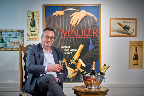 Beim Schaumweinproduzenten Maison Mauler prickelt es bereits in fünfter Generation. Caleb Grob  ist Geschäftsführer des geschichträchtigen Betriebs im Val-de-Travers.