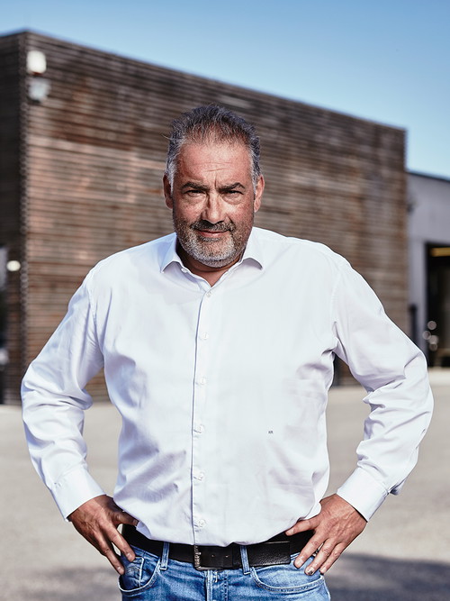 Hans Reisetbauer Senior vor seiner »Brennerei 4.0«