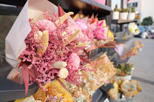 Über einen Blumenstrauss freuen sich die Gastgeber:innen bestimmt. Tipp: Getrocknete Blumen halten länger!