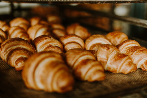 ... und feine Croissants beim Bäcker holen. 