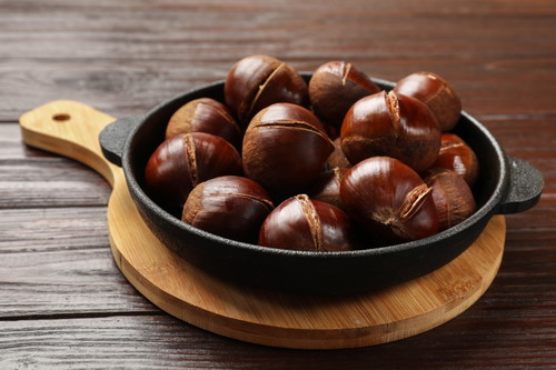Tipp: Geröstete Maronen schmecken besonders gut mit geschlagener Sahne.