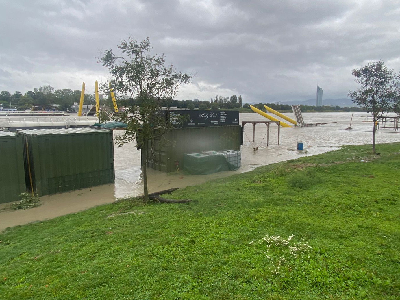 Der CopaBeach an der Donau steht unter Wasser.