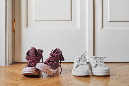 Schuhe an oder aus? Das entscheiden die Gastgeber:innen.