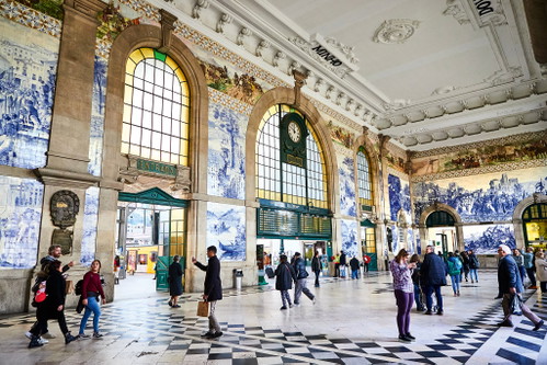 Den alten Bahnhof São Bento muss man gesehen haben, alleine der Azulejos wegen.